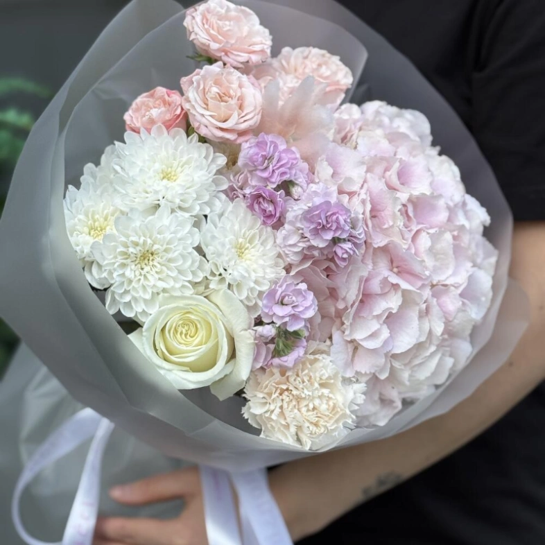 Букет из гортензии кустовых роз и маттиолы