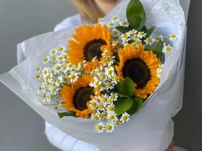 Летний букет с Подсолнухом и Танацетумом