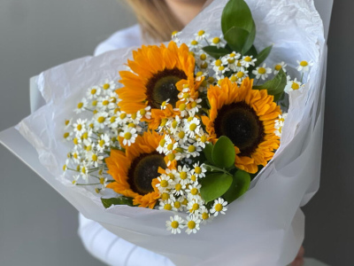 Летний букет с Подсолнухом и Танацетумом