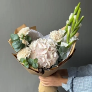 Букет с гладиолусами и гортензией 2