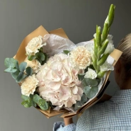 Букет с гладиолусами и гортензией 1