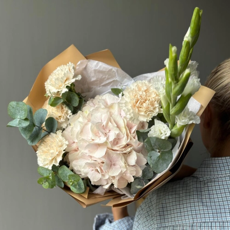 Букет с гладиолусами и гортензией