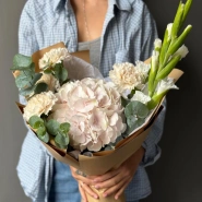 Букет с гладиолусами и гортензией 0