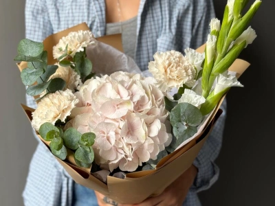 Букет с гладиолусами и гортензией