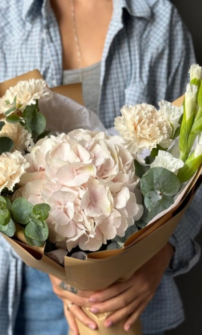 Букет с гладиолусами и гортензией