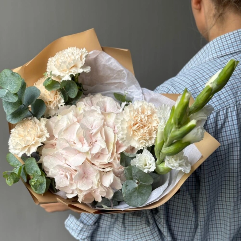 Букет с гладиолусами и гортензией