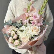 Белоснежный букет с гладиолусами, гортензией и пионовидными розами 0