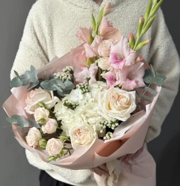 Белоснежный букет с гладиолусами, гортензией и пионовидными розами