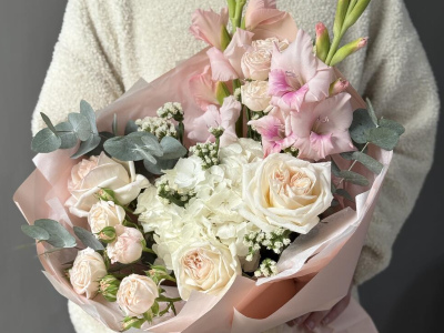 Белоснежный букет с гладиолусами, гортензией и пионовидными розами