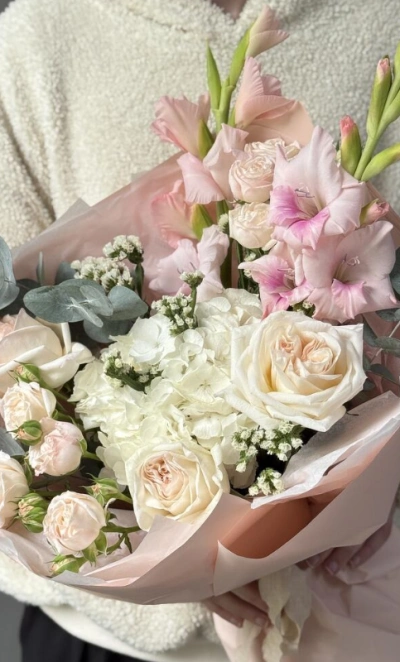 Белоснежный букет с гладиолусами, гортензией и пионовидными розами