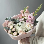 Белоснежный букет с гладиолусами, гортензией и пионовидными розами 2