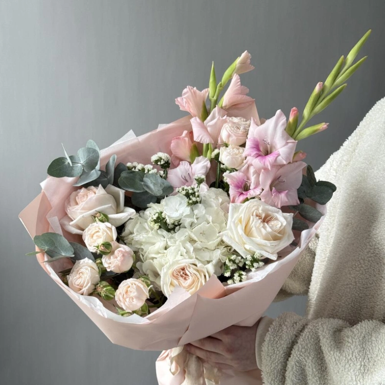 Белоснежный букет с гладиолусами, гортензией и пионовидными розами