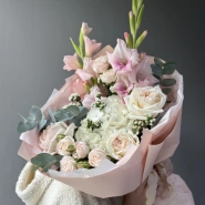 Белоснежный букет с гладиолусами, гортензией и пионовидными розами 1