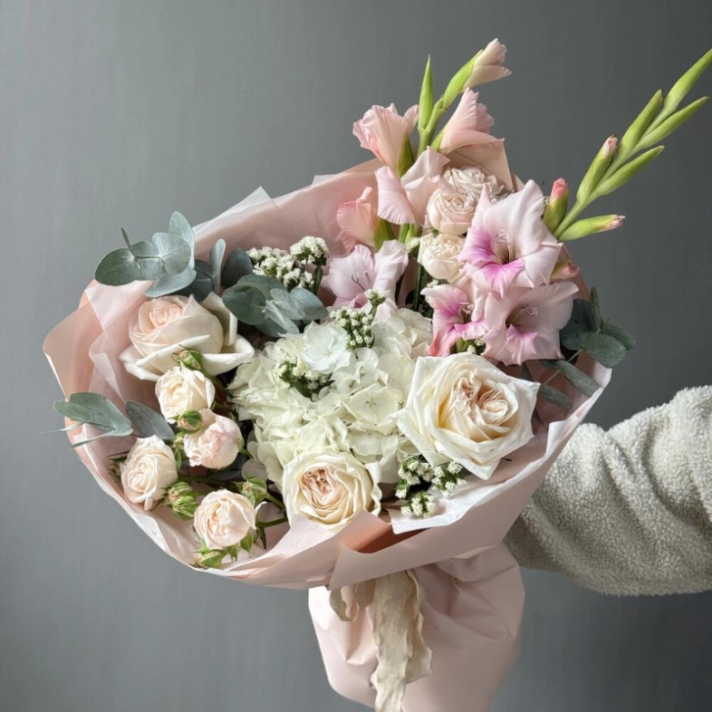 Белоснежный букет с гладиолусами, гортензией и пионовидными розами