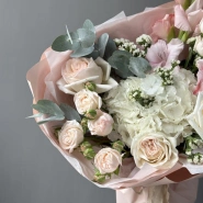 Белоснежный букет с гладиолусами, гортензией и пионовидными розами 4