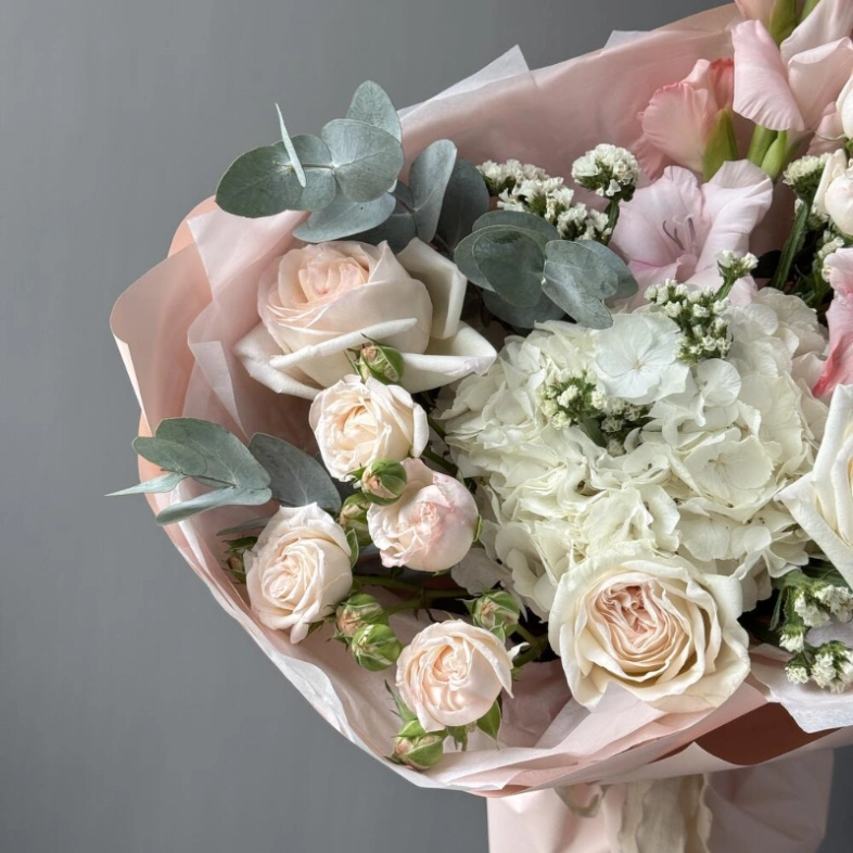 Белоснежный букет с гладиолусами, гортензией и пионовидными розами