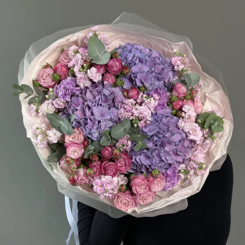 Гигантский букет из гортензии пионовидных роз и маттиолы