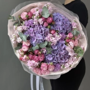 Гигантский букет из гортензии пионовидных роз и маттиолы 2