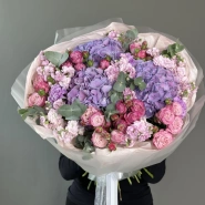 Гигантский букет из гортензии пионовидных роз и маттиолы 0
