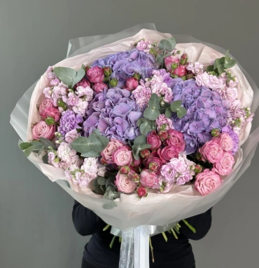Гигантский букет из гортензии пионовидных роз и маттиолы