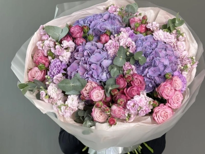 Гигантский букет из гортензии пионовидных роз и маттиолы