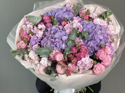 Гигантский букет из гортензии пионовидных роз и маттиолы