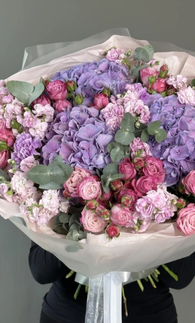 Гигантский букет из гортензии пионовидных роз и маттиолы