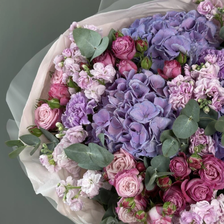 Гигантский букет из гортензии пионовидных роз и маттиолы