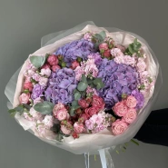 Гигантский букет из гортензии пионовидных роз и маттиолы 3