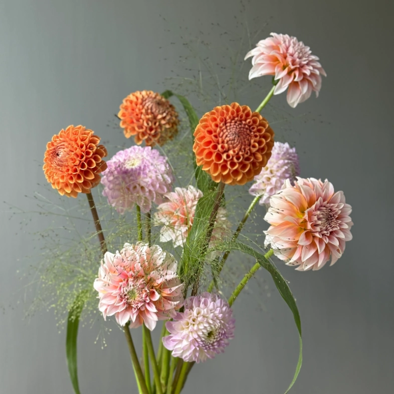 Моно букет с георгинами