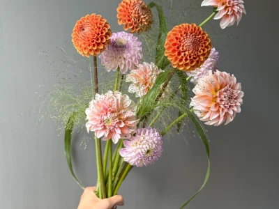 Моно букет с георгинами