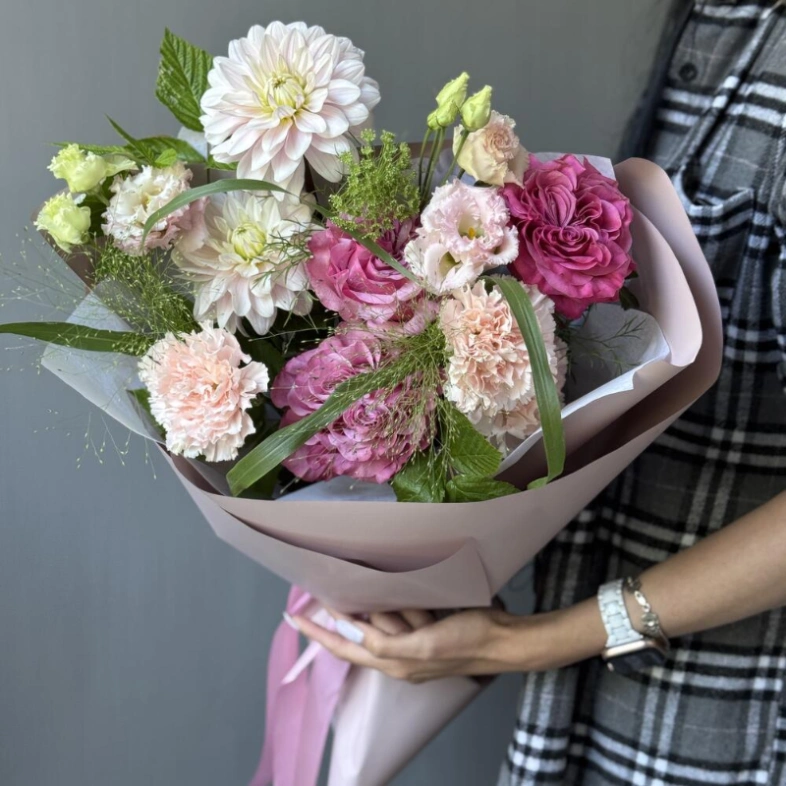 Сезонный букет с георгинами