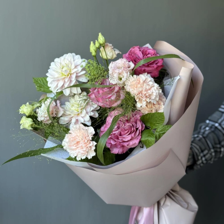 Сезонный букет с георгинами