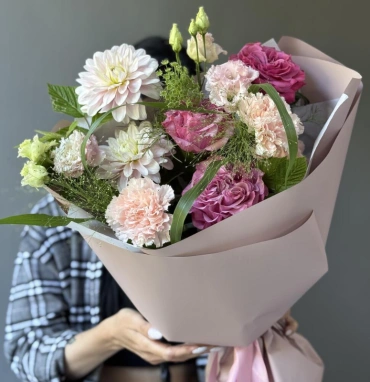 Сезонный букет с георгинами