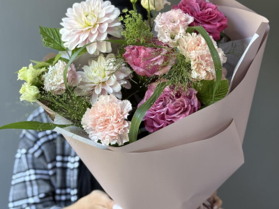 Сезонный букет с георгинами