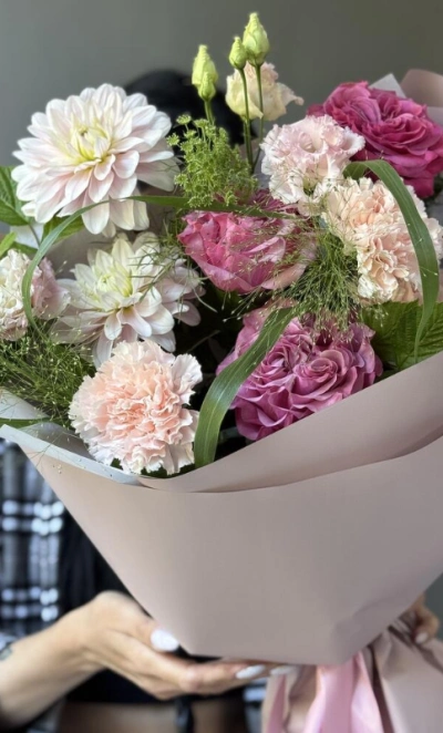 Сезонный букет с георгинами