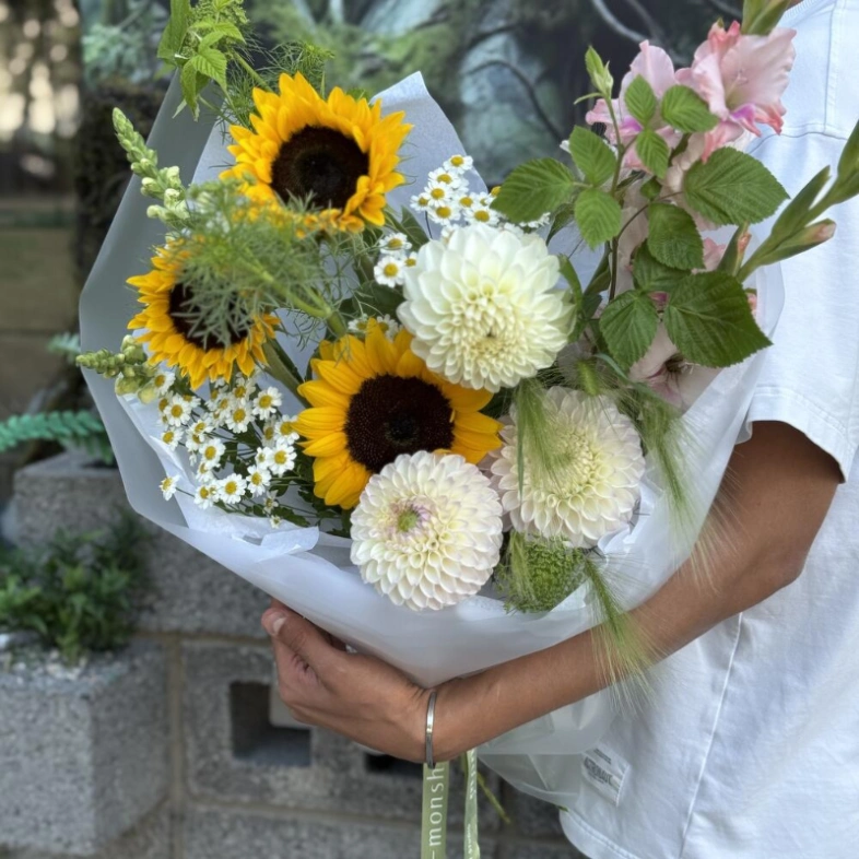 Авторский букет от шеф флориста с подсолнухами