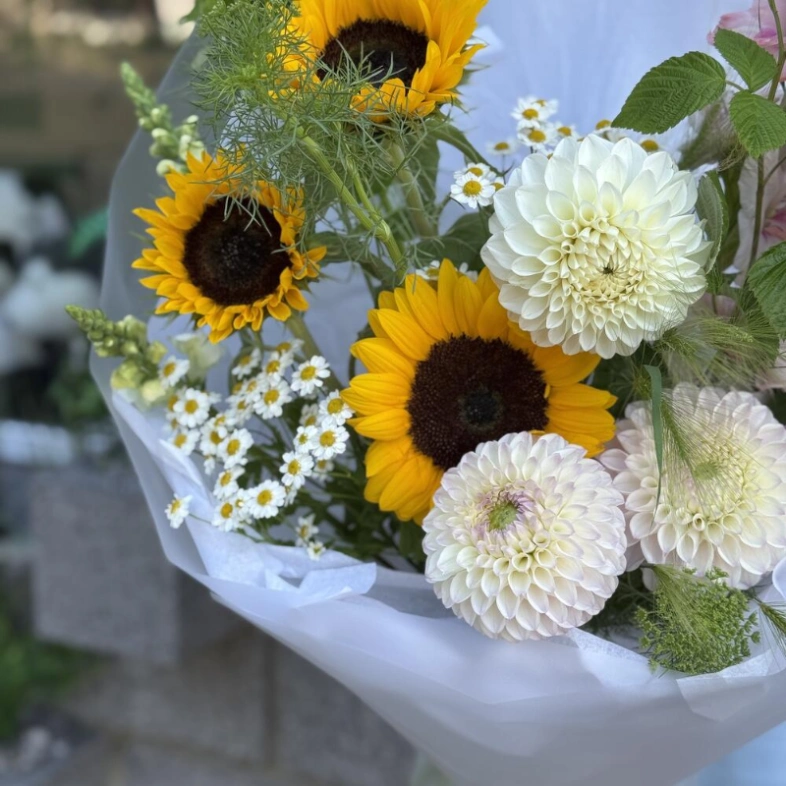 Авторский букет от шеф флориста с подсолнухами