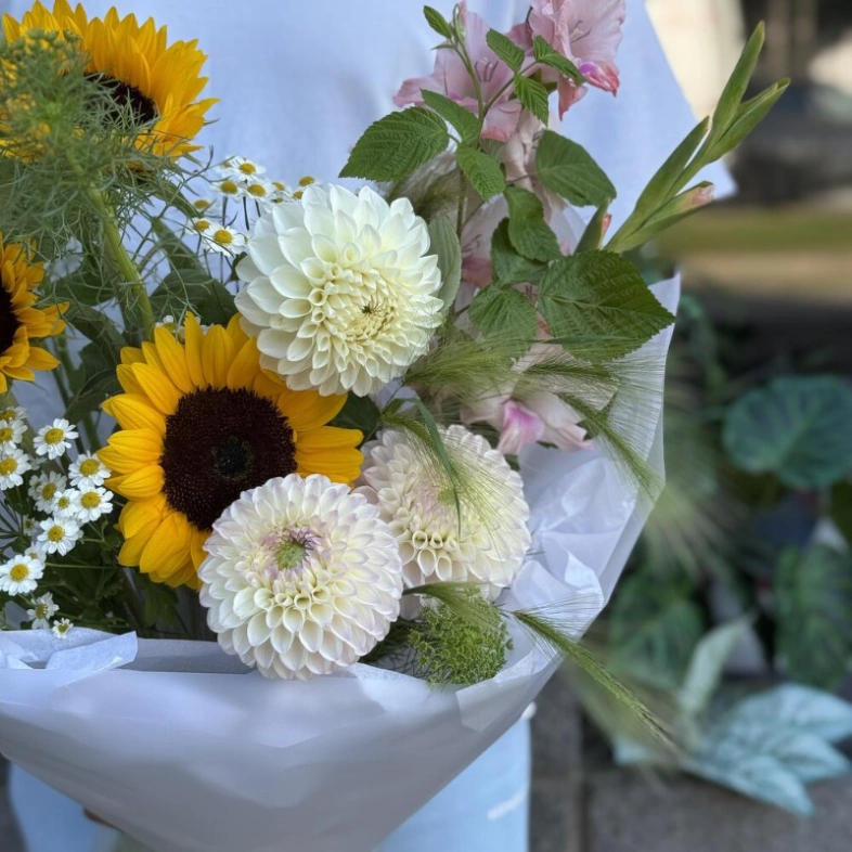 Авторский букет от шеф флориста с подсолнухами
