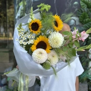 Авторский букет от шеф флориста с подсолнухами 0