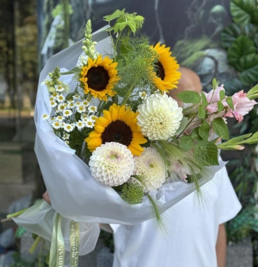 Авторский букет от шеф флориста с подсолнухами