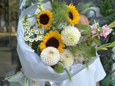 Авторский букет от шеф флориста с подсолнухами