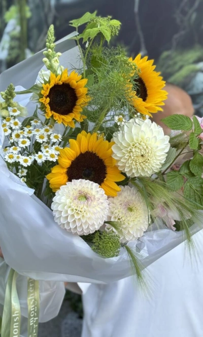 Авторский букет от шеф флориста с подсолнухами