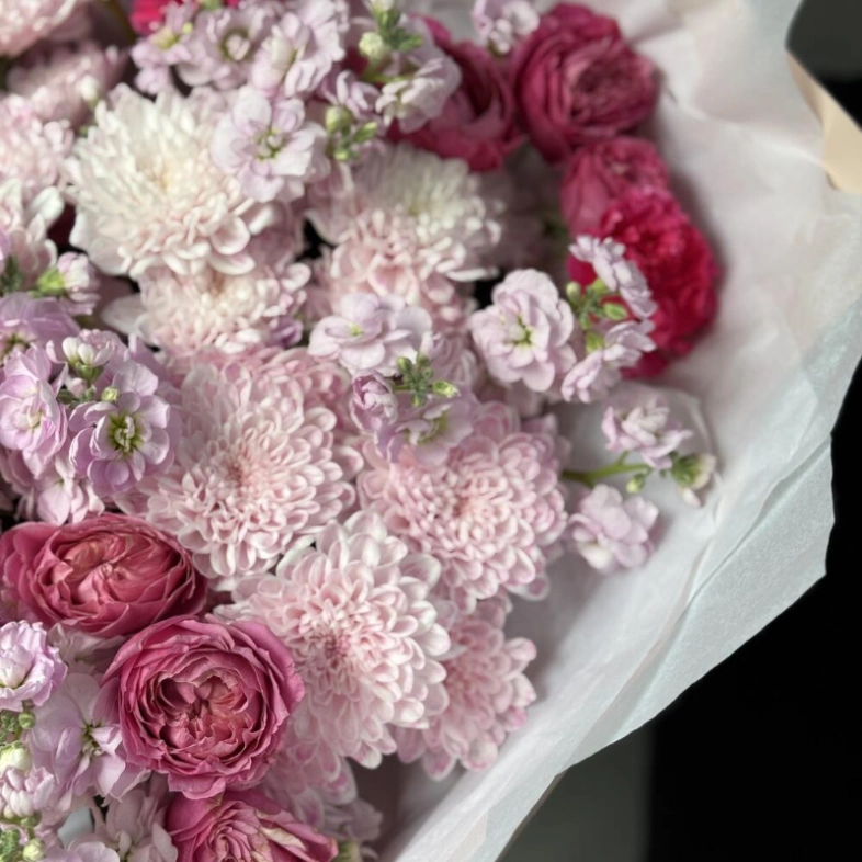 «Ароматный зефир» Маттиола, кустовые розы и хризантема