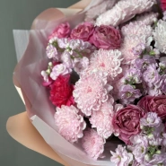 «Ароматный зефир» Маттиола, кустовые розы и хризантема 3