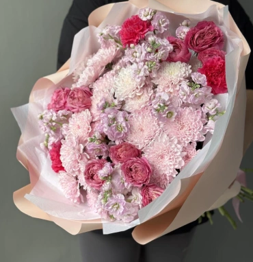 «Ароматный зефир» Маттиола, кустовые розы и хризантема