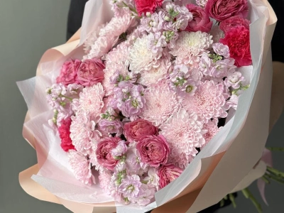 «Ароматный зефир» Маттиола, кустовые розы и хризантема