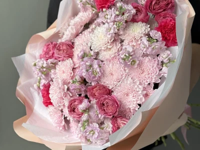 «Ароматный зефир» Маттиола, кустовые розы и хризантема