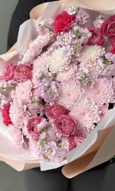 «Ароматный зефир» Маттиола, кустовые розы и хризантема