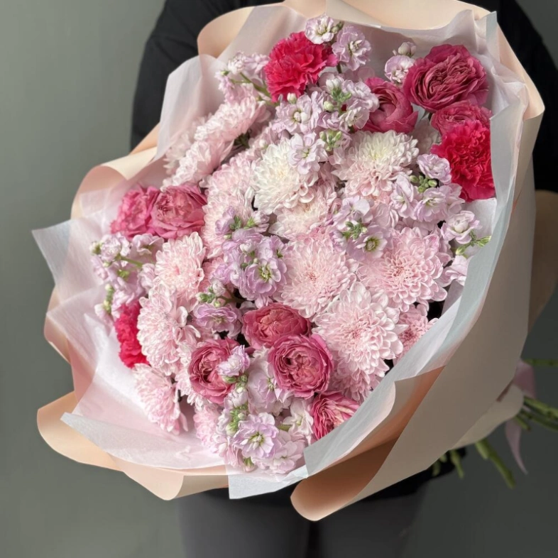 «Ароматный зефир» Маттиола, кустовые розы и хризантема